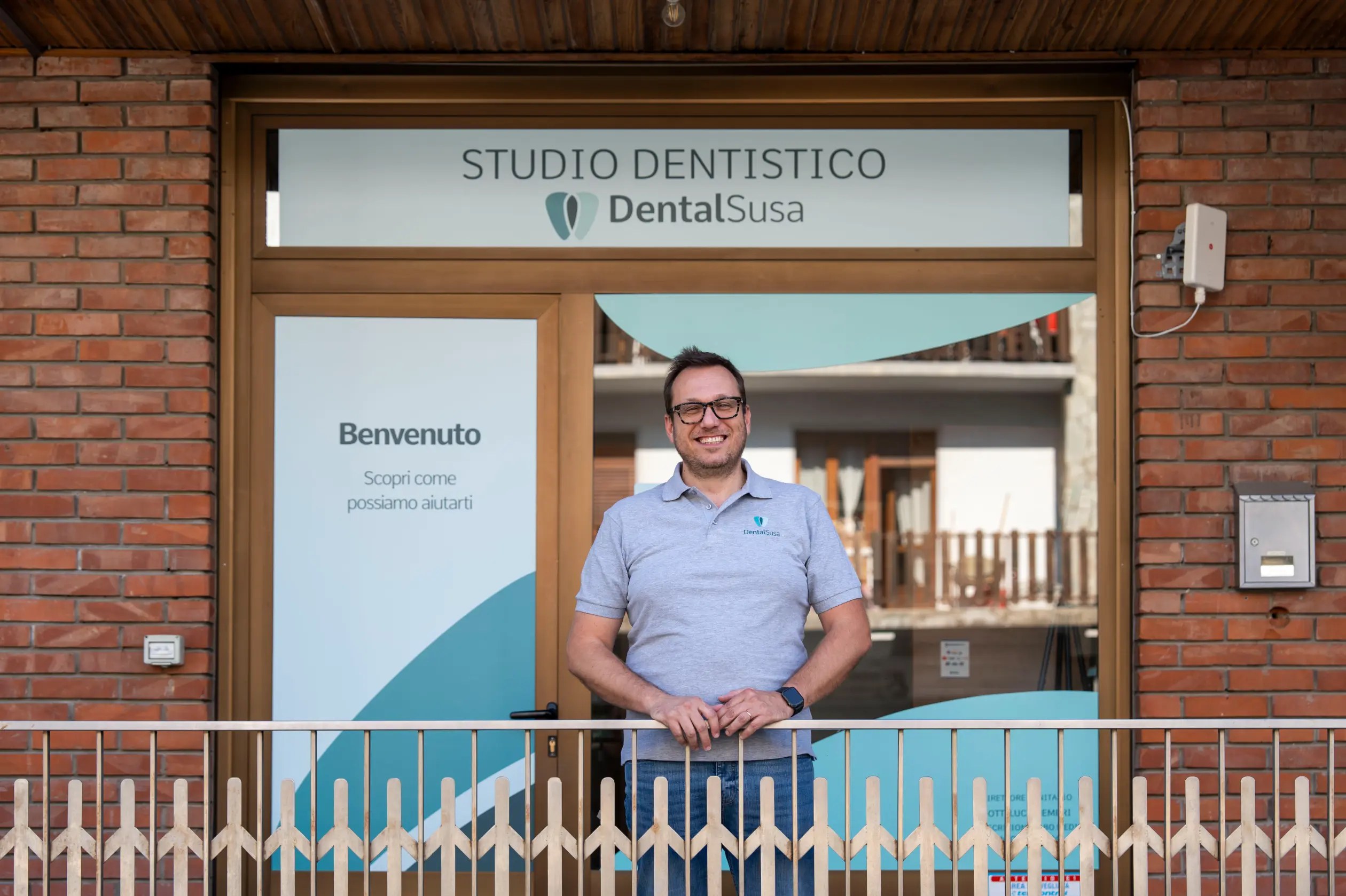 Mattia davanti allo studio dentistico DentalSusa a Oulx